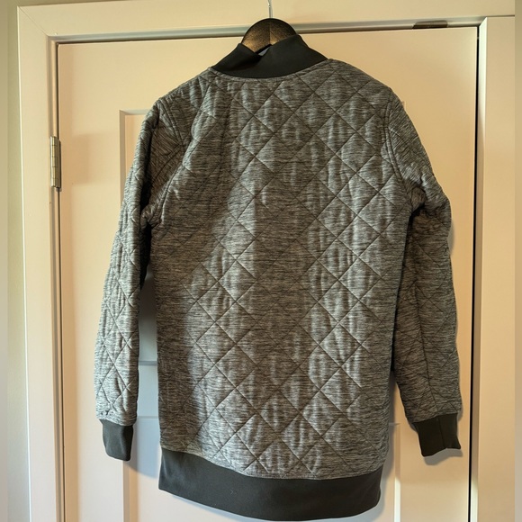 The North Face women’s bomber style quilted gray-ish jacket, size medium - Picture 2 of 2